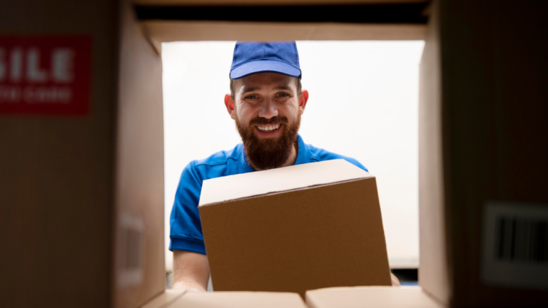 Centro logístico da Amazon no Brasil operando entregas rápidas com o Amazon Now